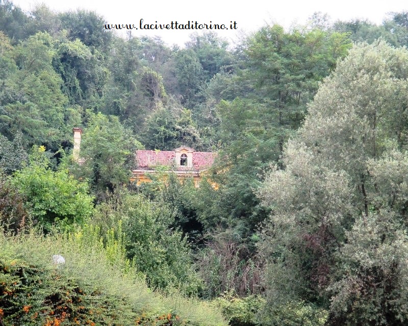 La villa nascosta dal verde della Valle Grande di Mongreno