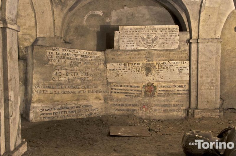 Le tombe di alcuni confratelli e di alcuni membri dell'Ordine Mauriziano. La seconda tomba a destra dal basso è di Giuseppe Ossorio di Trapani. Photo by SeeTorino