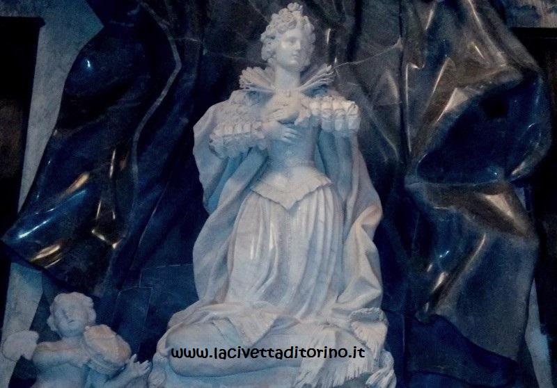 Il monumento funebre di Margherita è in marmo di Carrara, di Giuseppe Gagini, inizi XVIII secolo. La mia immagine non rende la bellezza dell'opera, dovete per forza andare ad ammirarla di persona!