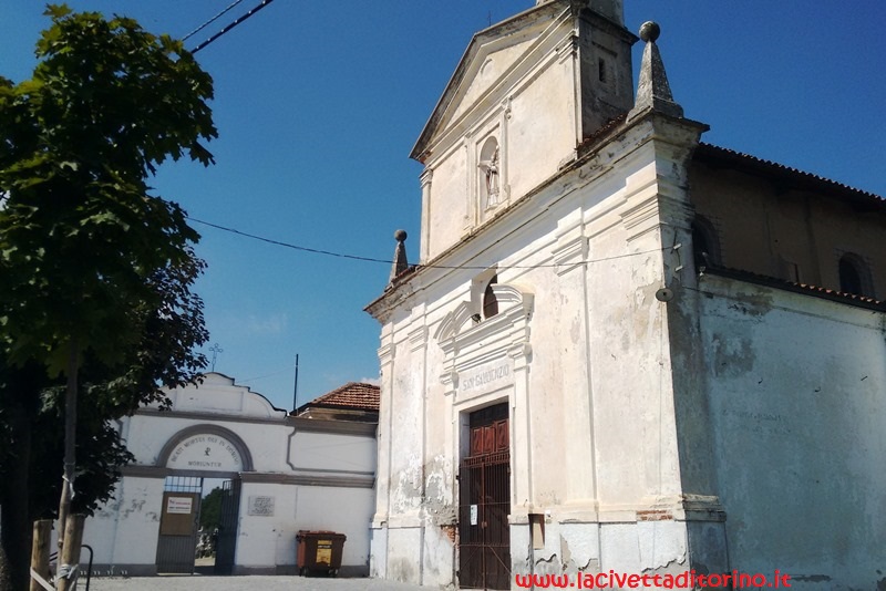 La Chiesa di San Gaudenzio con a lato l'ingresso al cimitero