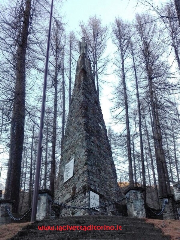 Il monumento del 1915 ai caduti realizzato dallo scultore tirolese Othmar Schrott-Vorst (1883-1963)