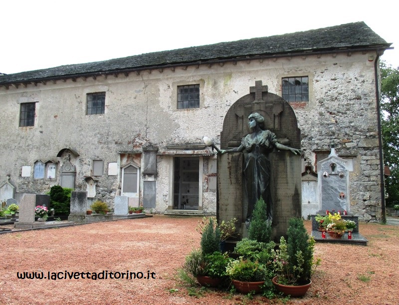 L'area d'ingresso del cimitero