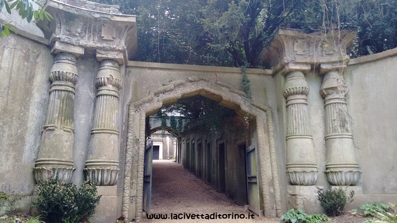 L’Egyptian Avenue. Nella prima metà dell’Ottocento l’egittomania imperversava ovunque in Europa, soprattutto in ambito funerario. Geary progettò questo solenne ingresso, con tanto di obelischi ai lati, che introduce in un cupo viale (un tempo un tunnel coperto) fiancheggiato da mura in cui si trovano le porte di numerose tombe.