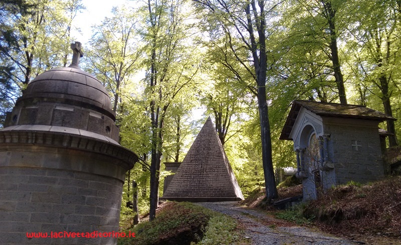 La piramide di Quintino Sella (1827 - 1884), edificata nel 1884, si ispira a quella di Caio Cestio nel Cimitero Acattolico di Roma e ha a sua volta ispirato la piramide Vogel al Cimitero Monumentale di Milano.