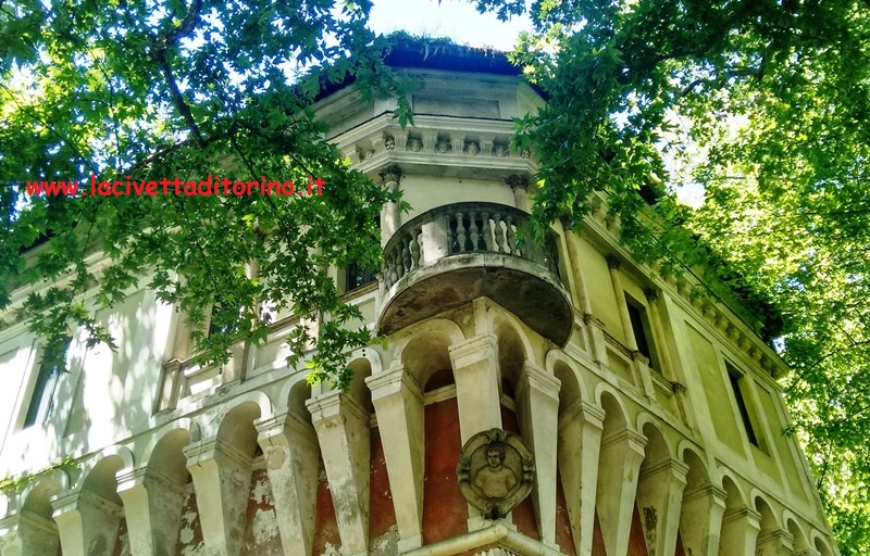 Il balconcino del Garrittone. Sotto è un medaglione che ritrae San Lorenzo: il bastion verde era detto anche di San Lorenzo