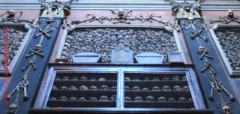 Le ossa dei condannati a morte nelle teche-reliquiario