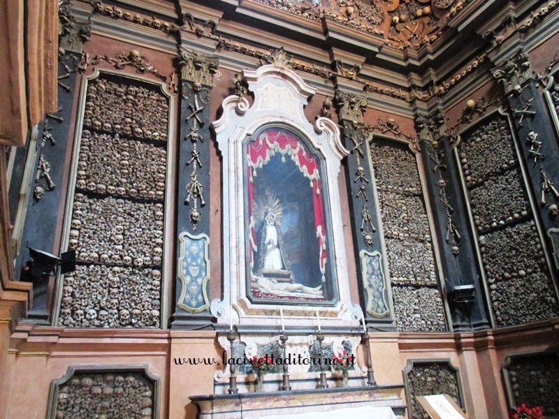 L'altare dell'Ossario con la statua della Vergine Addolorata (1750 circa, Gerolamo Cattaneo)