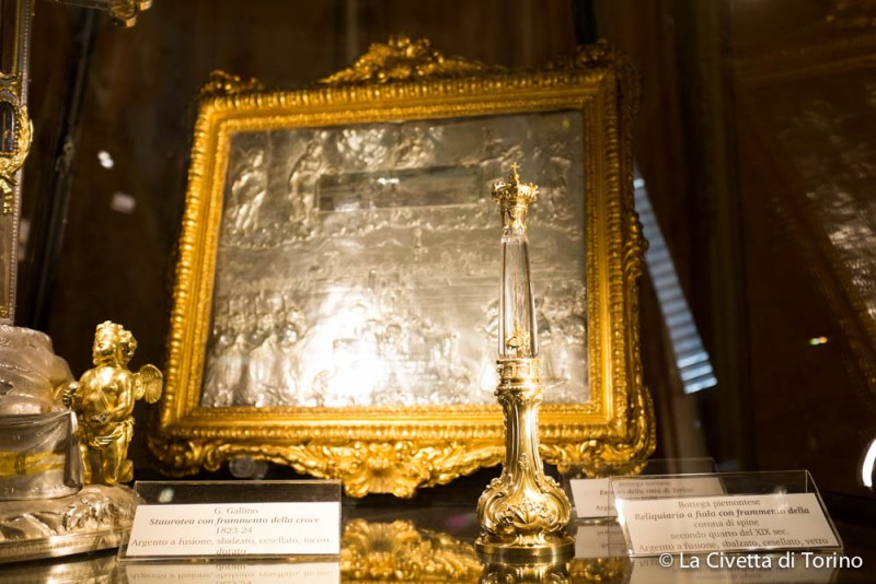 Reliquiario con frammento della corona di spine in primo piano e sullo sfondo l'ex-voto del 1632