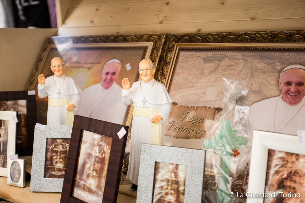 Papa Francesco vi manda i suoi saluti da Via Garibaldi