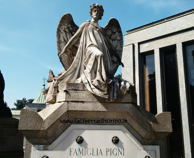 L'angelo custode del sepolcro sulla tomba Pigni al Cimitero Monumentale di Milano