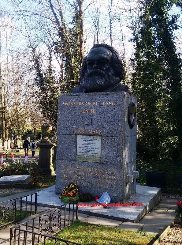La tomba di Marx. È la tomba più visitata di Highgate, ma si trova nella parte est del cimitero, quella aperta nel 1860. Marx è sepolto insieme alla moglie e alla figlia.